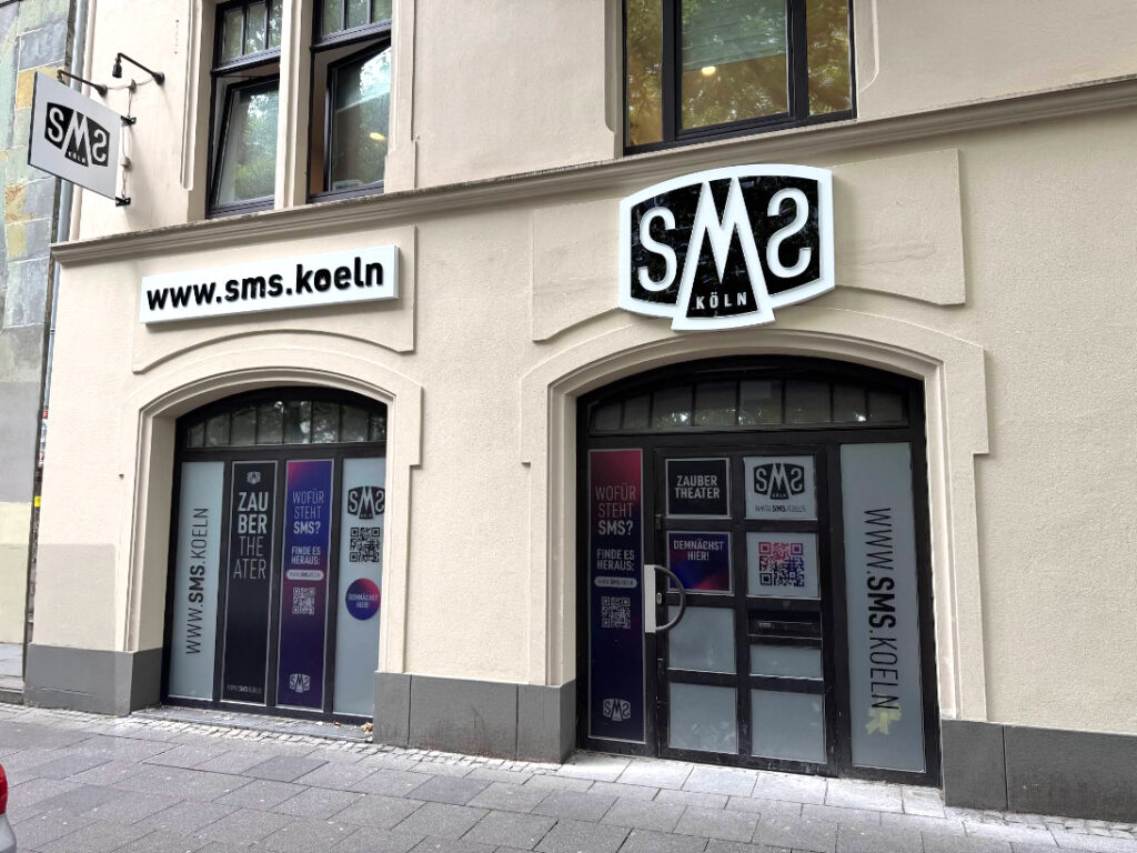 Schaufenstergestaltung des SMS Zaubertheaters während der Bauphase